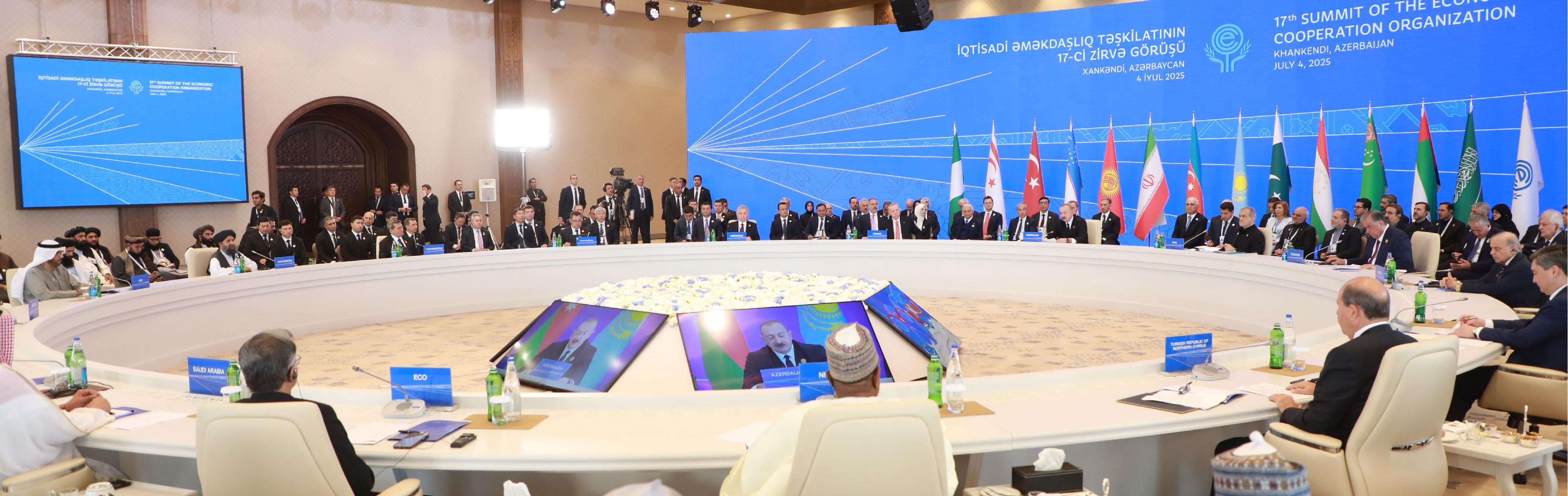 ملا عبدالغني برادر اخوند د اقتصادي همکارۍ سازمان (ECO) په ۱۷مه غونډه کې ګډون وکړ او وینا یې وکړه.